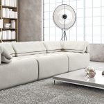 Lyst rom med hvite møbler