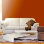 Sohva oranssilla taustalla
