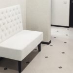 Hvit liten sofa