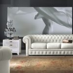 Sovrum med en vit soffa