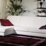 Burgundy μαξιλάρια στον καναπέ