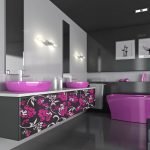 Musta ja vaaleanpunainen kylpyhuone