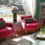 Rožiniai foteliai prie lango