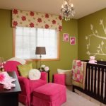 Комбинацията от зелено и розово в дизайна на детската стая
