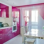 Rosa gardiner på kjøkkenet