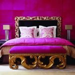 Kombinasjonen av rosa og gull i det indre av soverommet
