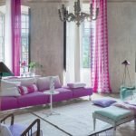 Rosa gardiner i vardagsrummet