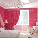 Rožiniai tapetai miegamajame