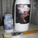 I-paste ang larawan na may acrylic barnisan