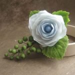 Роза от бяла полимерна глина
