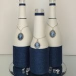 Conception de bouteille en blanc et bleu