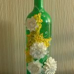 Зелена бутилка с цветя от полимерна глина