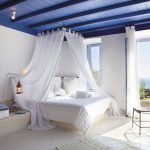 Combinația dintre tavanul albastru și pereții albi