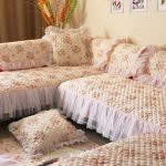 Ang bedspread na may puwang sa sofa