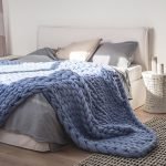 Modrá pletená přehoz přes postel