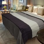Stribet strikket sengetæppe