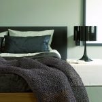 Hnedá pletená prikrývka na posteľ