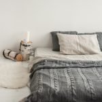 Couvre-lit en tricot gris