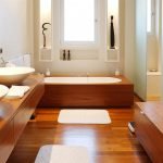 Φυσικό ξύλο στο μπάνιο