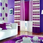Alyvinės spalvos akcentai gyvenamajame kambaryje