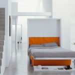 Kombinace bílé a oranžové v designu ložnice