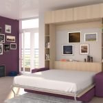 Kombinationen af ​​hvid og lilla i design af soveværelset