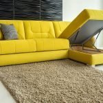 Żółta rozkładana sofa