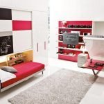 Червени и бели мебели в детската стая