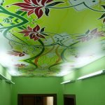Napeti stropovi sa zelenim ispisom fotografija