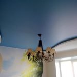 Plafond tendu en satin bleu