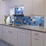 Blaues Oberteil in der Küche