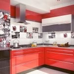 Rojo en el diseño de una pequeña cocina.