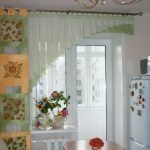 Ανοιχτό πράσινο κουρτίνες στην κουζίνα με μπαλκόνι