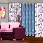 Rožinės pagalvės ant purpurinės sofos