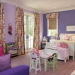 Kombinationen av rosa och lila i designen av barnkammaren