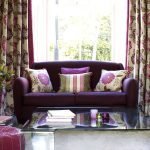 Sofa ungu dengan bantal cerah