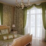Chambre avec rideaux verts