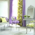 Rideaux jaunes et violets dans le salon