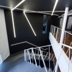 Svarta väggar i designen av lägenheten