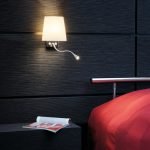 Sovrum med en lampa på väggen