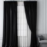 Mørke gardiner i et lyst interiør