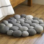 Covor confecționat din pietre lângă pat