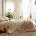 Hvite gardiner på soverommet