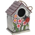 Rumah burung dengan kumbang dan bunga
