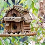 Vogelhuisje gemaakt van twijgen aan een boom
