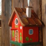 birdhouse أحمر مع سقف بني