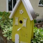 Žuta kućica za ptice