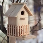 Домашна къща за птици, изработена от рендосани дъски