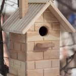 Casa de passarinho com acabamento em tijolo