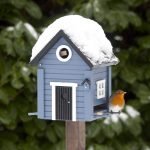 Schneebedecktes Vogelhaus